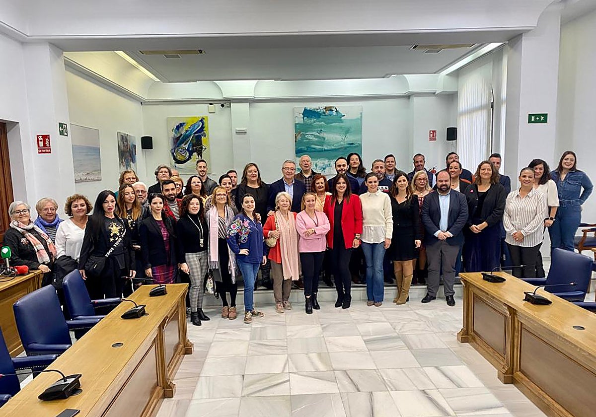 Responsables del Gobierno municipal con los representantes de las entidades colaboradoras en la campaña navideña.