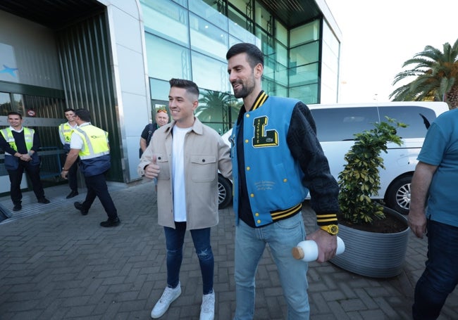 Djokovic posa junto a un aficionado en su llegada a Málaga.