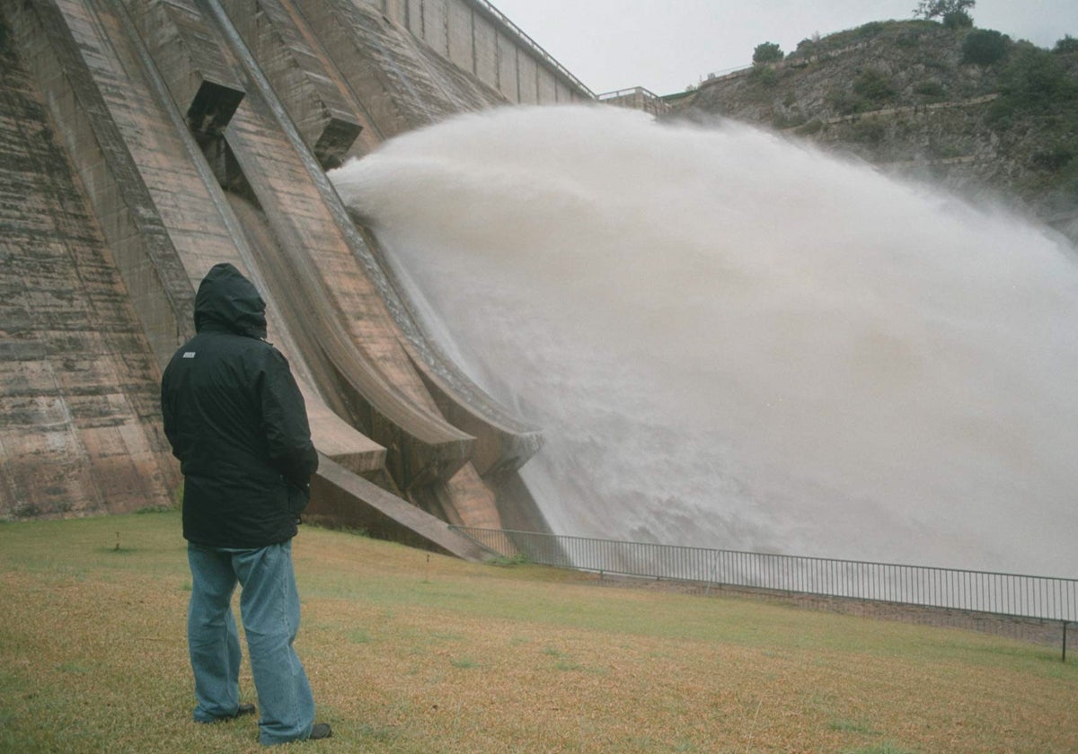 Imagen de archivo de un desembalse en La Concepción: ese agua sería trasvasada con esta obra que ahora se impulsa.