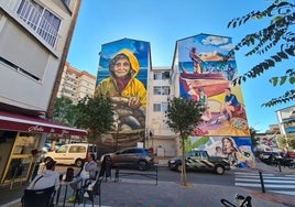 Vista de los murales 'La Yaya' y '¿Y tú, de qué barca eres?'.