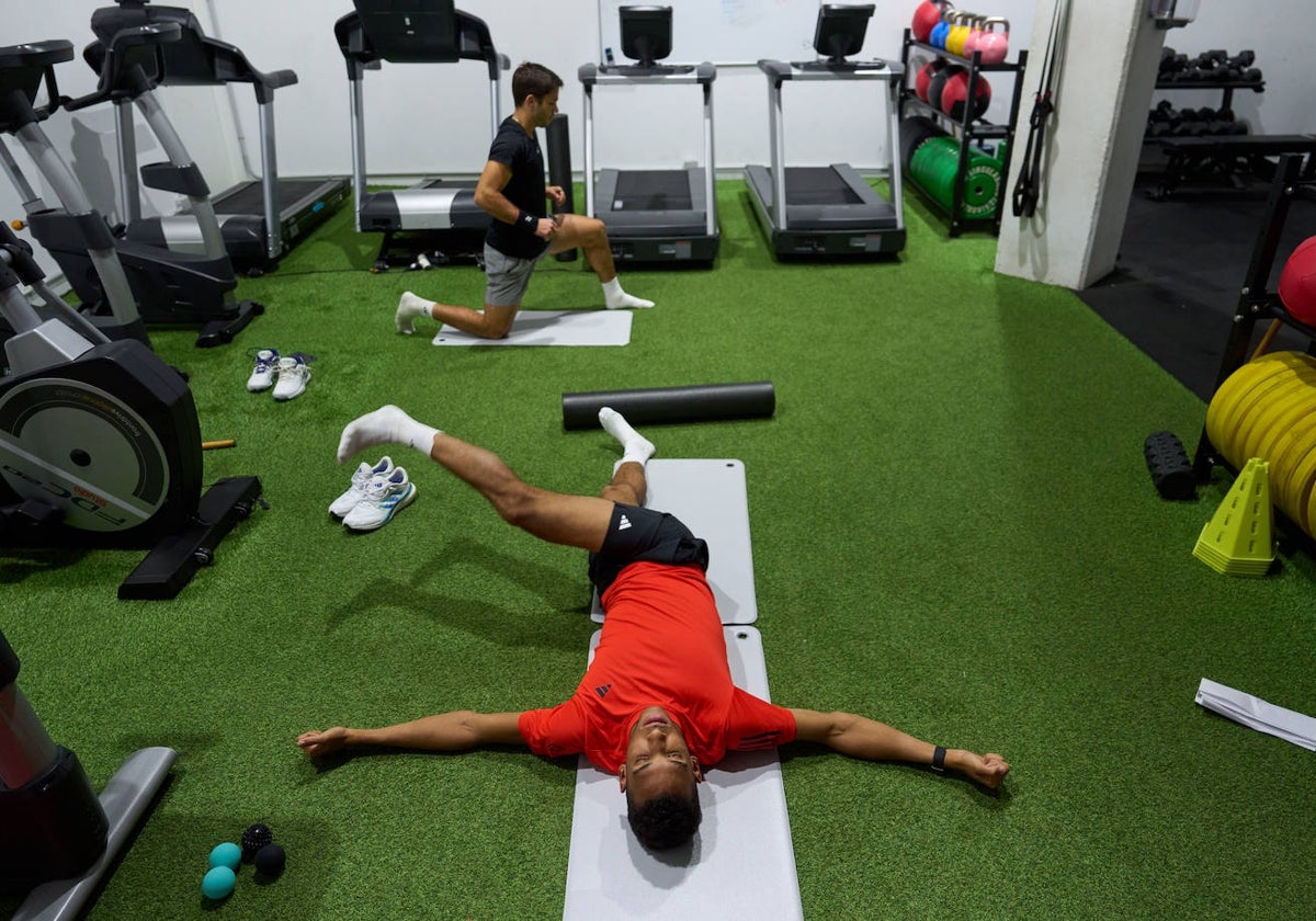 El canadiense Felix Auger-Aliassime, en un ejercicio de estiramiento en el gimnasio habilitado en el Carpena.