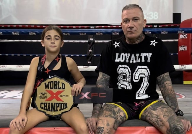 Padre e hija, sentados e el 'ring' del gimnasio 'Miguel Power'.