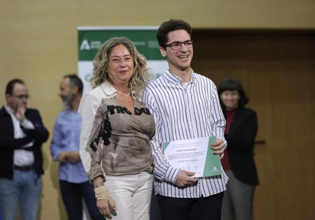 Álvaro Ruiz Llopis, estudiante de Viola, y la profesora Olga López Calvache.