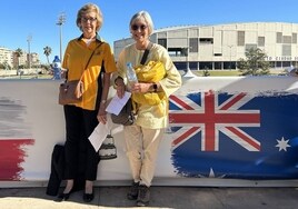 Cheryl Wendy (Melbourne) y Reva Evans (Perth) posan en el exterior del Martín Carpena.