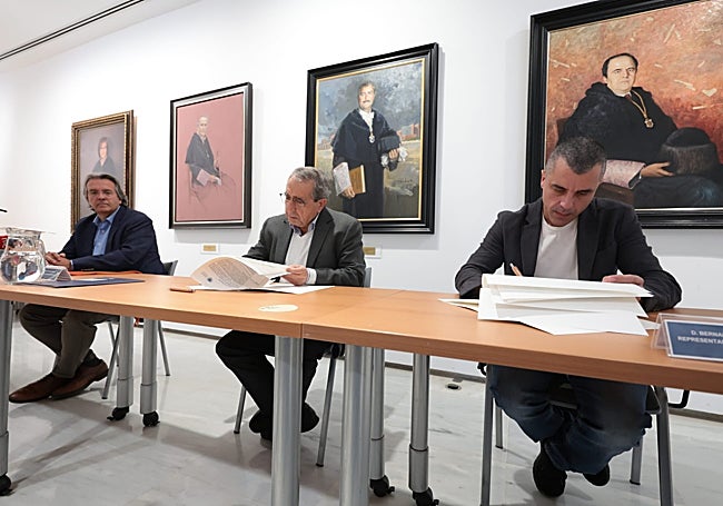 De izquierda a derecha: Javier López, Ángel Narváez y Bernardo Quintero en la firma del acuerdo.
