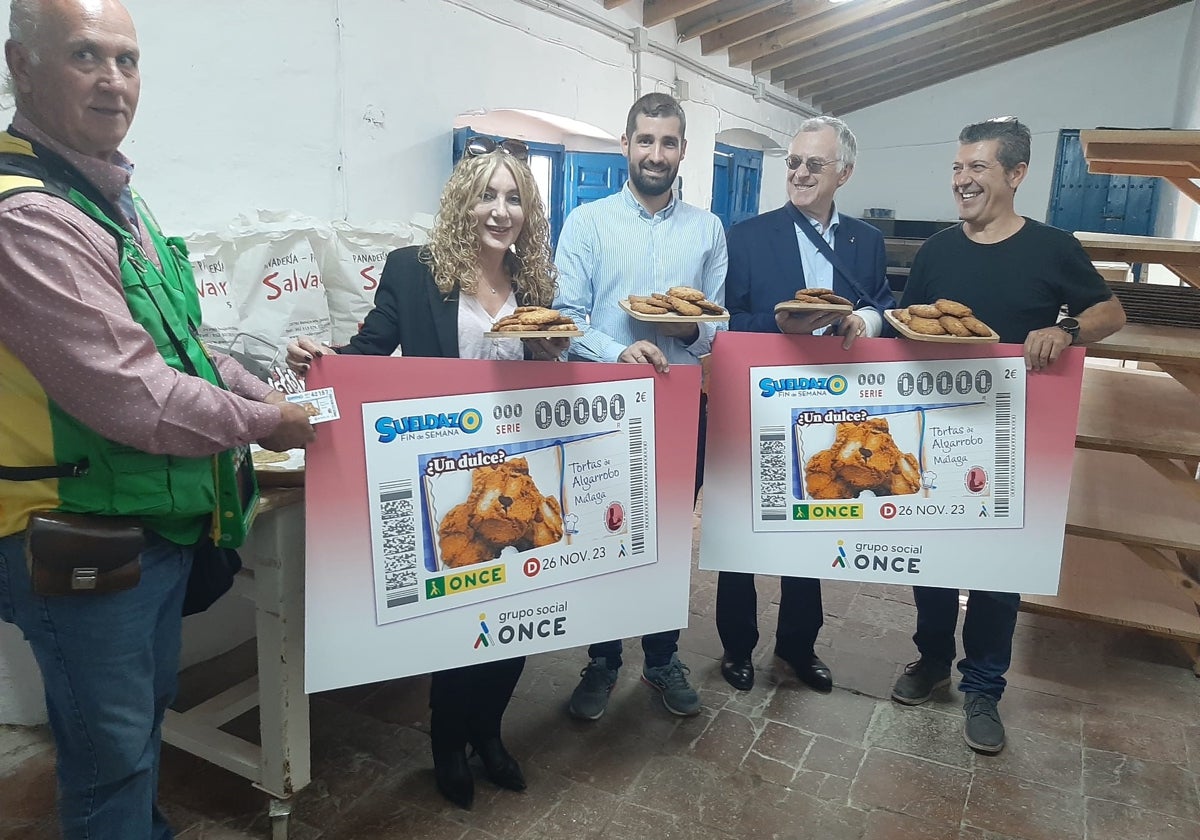 Representantes de la ONCE y de la Panadería Salvador, con el cupón.