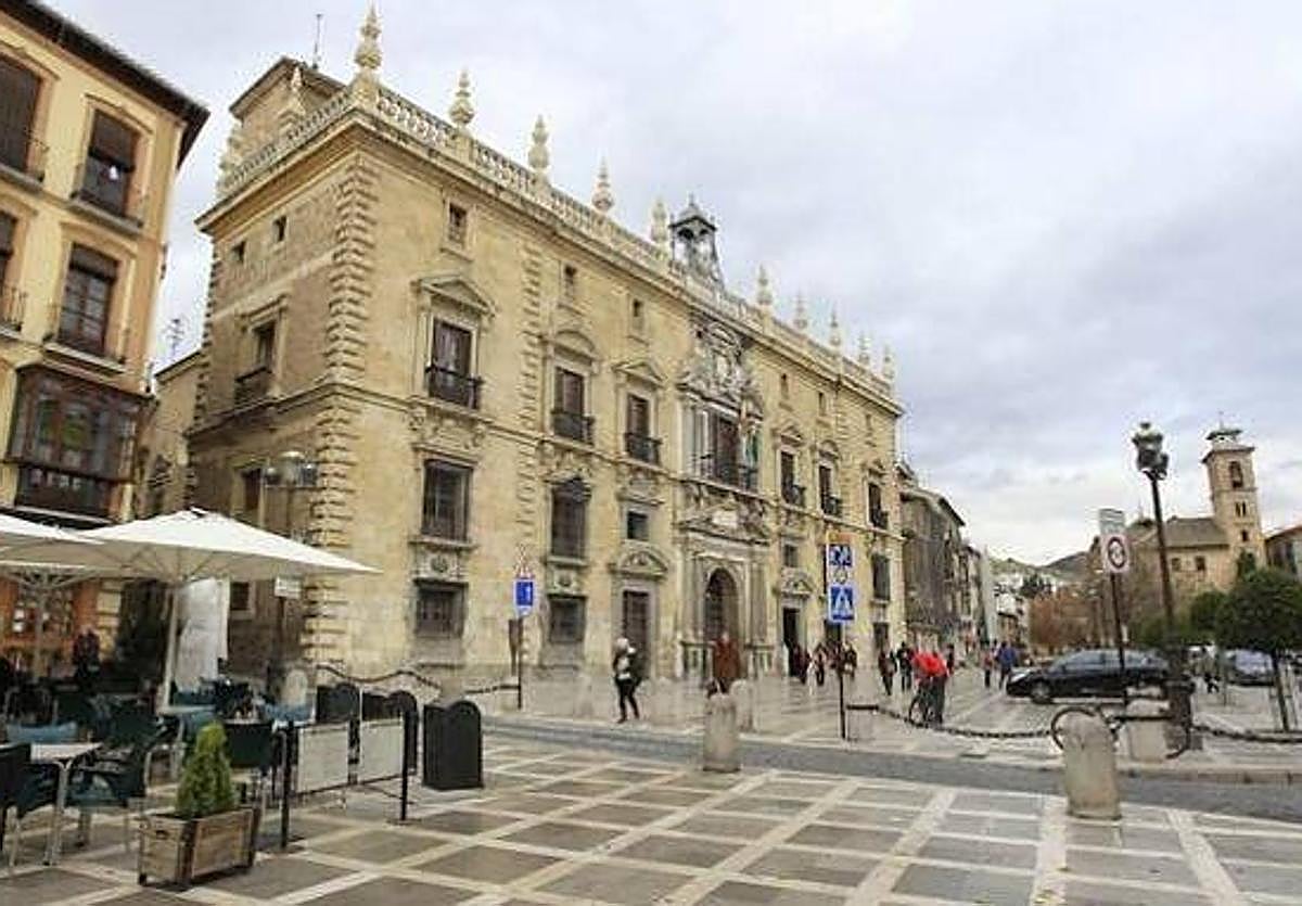 Rebajan la pena a un camarero tras violar a una menor en un chiringuito de Torremolinos