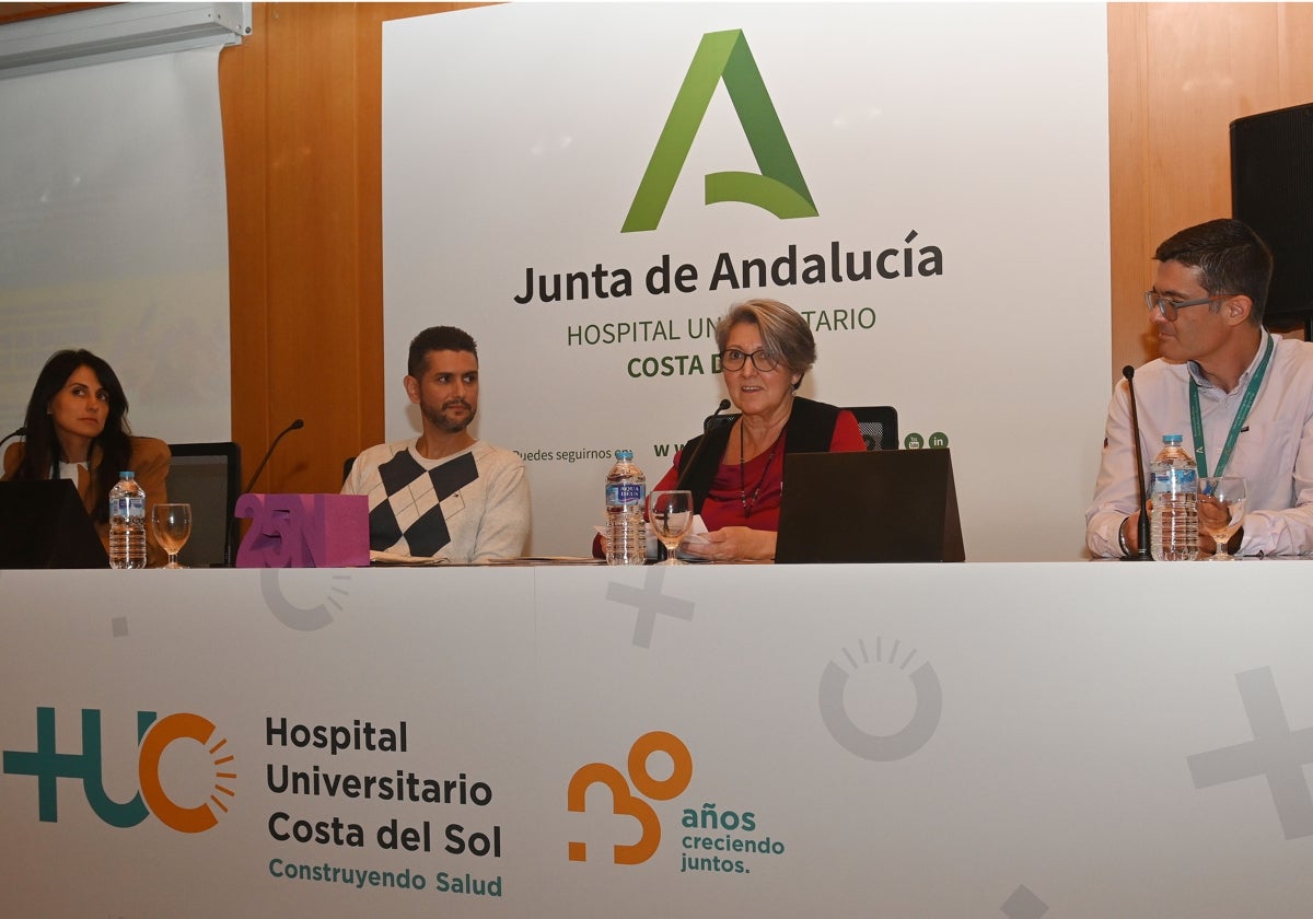 La presidenta de la Comisión contra la Violencia de Género del Hospital Costa del Sol, Carmen Agüera, en las jornadas organizadas con motivo del 25N. Josele