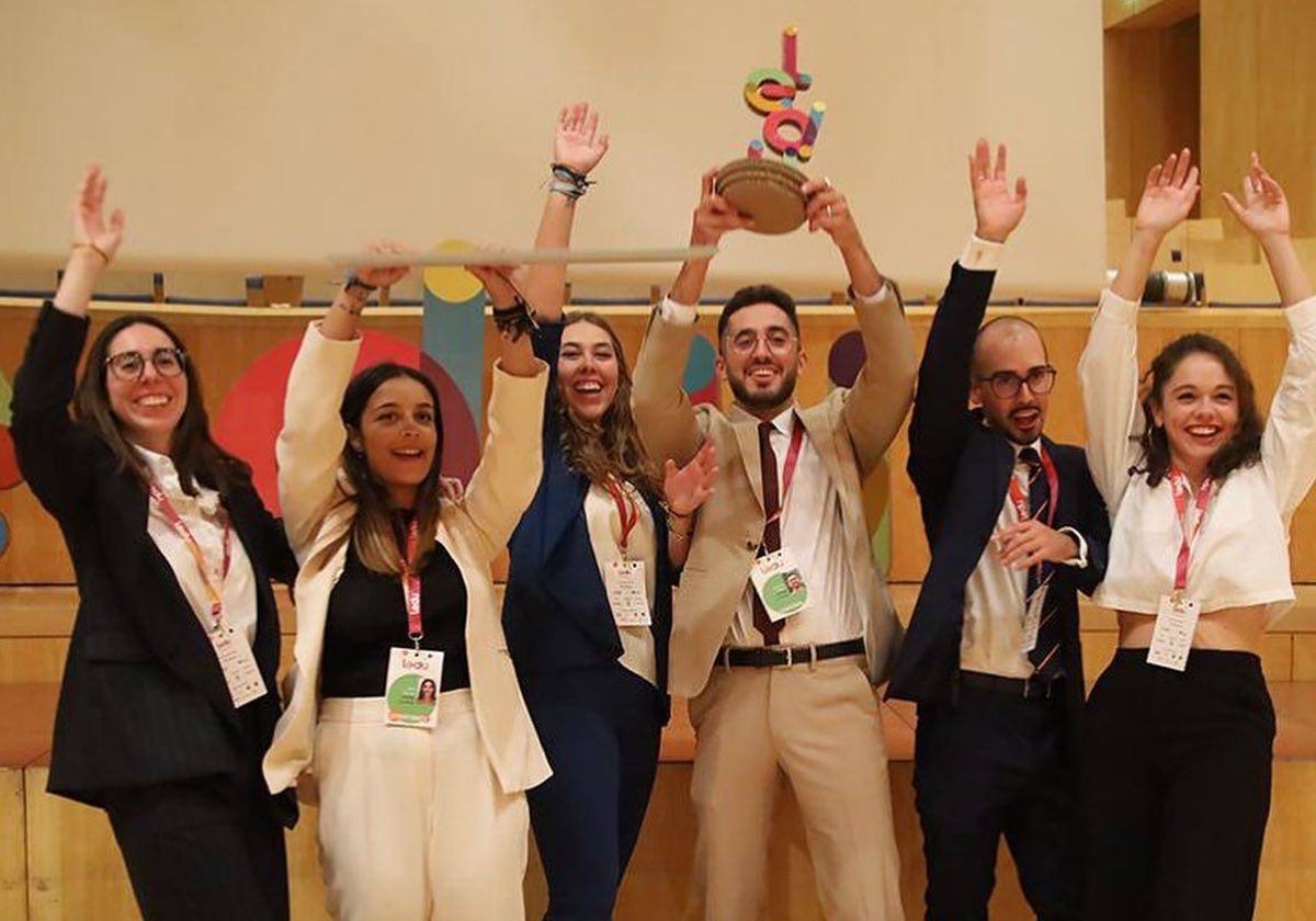 Componentes del grupo ADUMA celebrando un triunfo durante un torneo.
