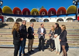 Daniel Pérez y Víctor Navas, junto a otros representantes del PSOE, en la entrada de Tívoli.