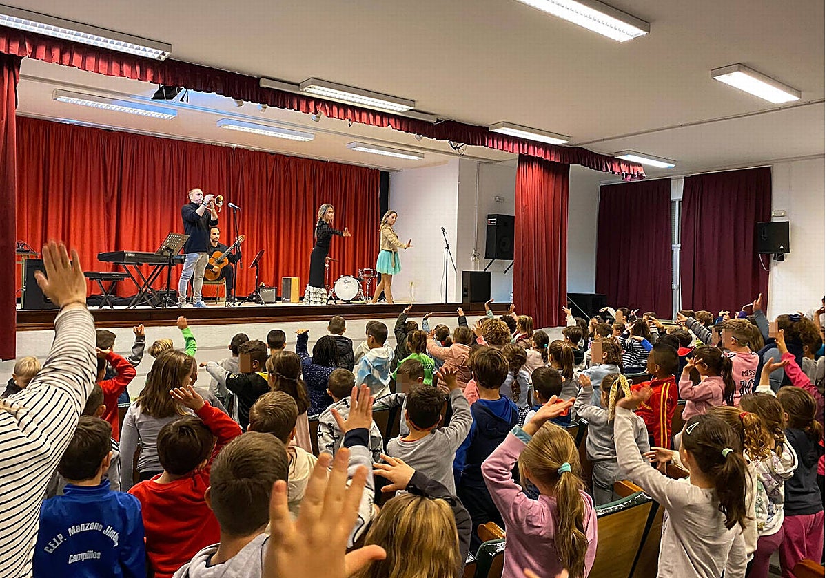 Un concierto didáctico en el salón de actos del IES Camilo José Cela.
