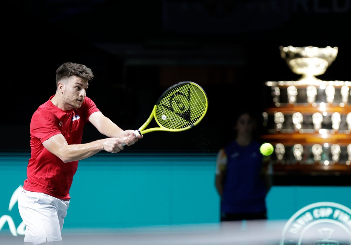 Miomir Kecmanovic, en un revés a dos manos en el duelo de este jueves.