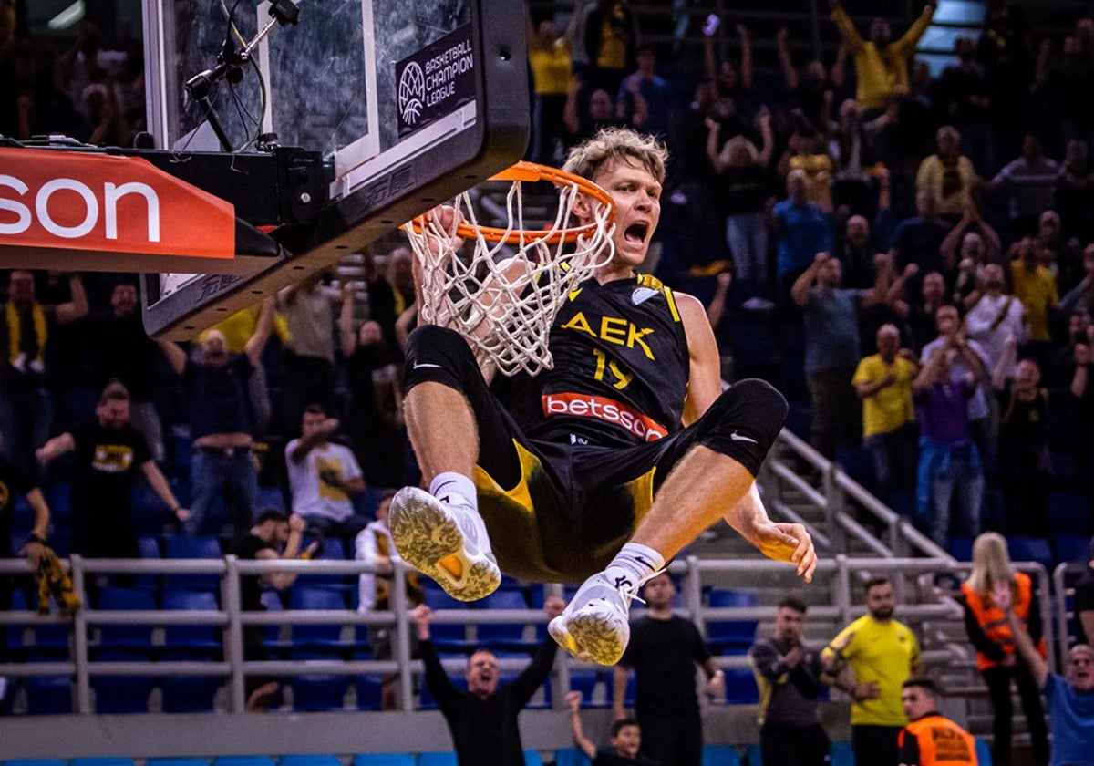 Kuzminskas machaca en un partido de esta temporada.