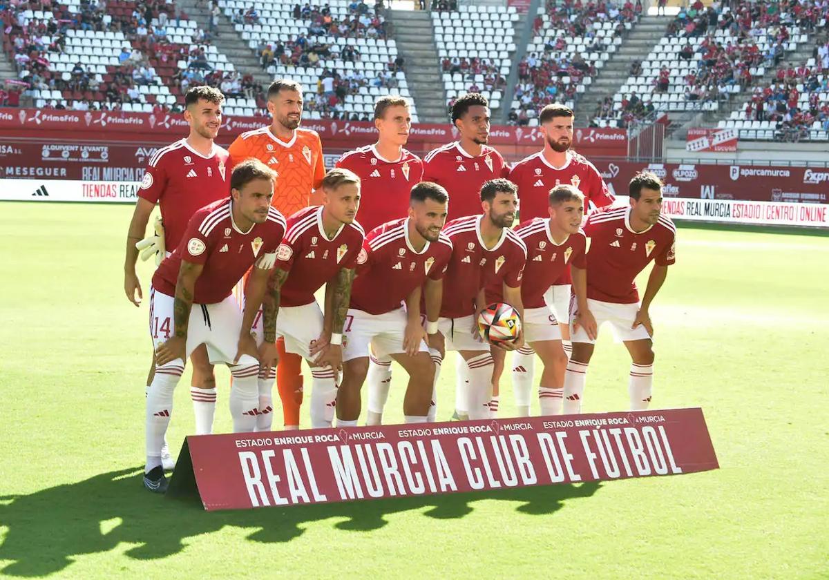 Un once titular del Murcia esta temporada posa antes de jugar en su estadio, el Enrique Roca Nueva Condomina.