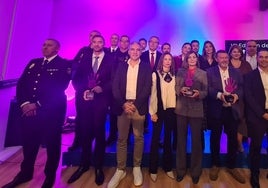 Galardonados y cargos del PP posan tras la entrega de premios.