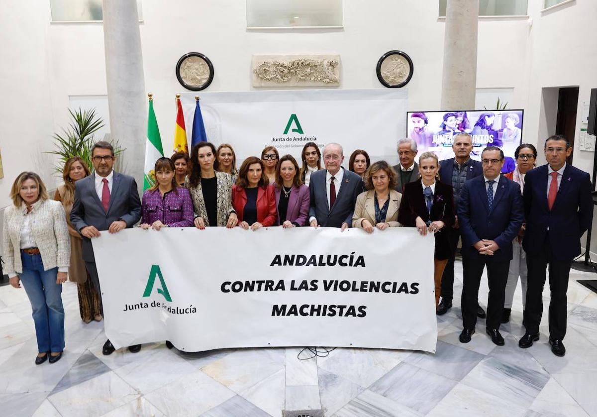 La delegada de la Junta en Málaga, Patricia Navarro, en el centro, con el alcalde, Francisco de la Torre, a su izquierda, y otros miembros de las diferentes administraciones públicas.