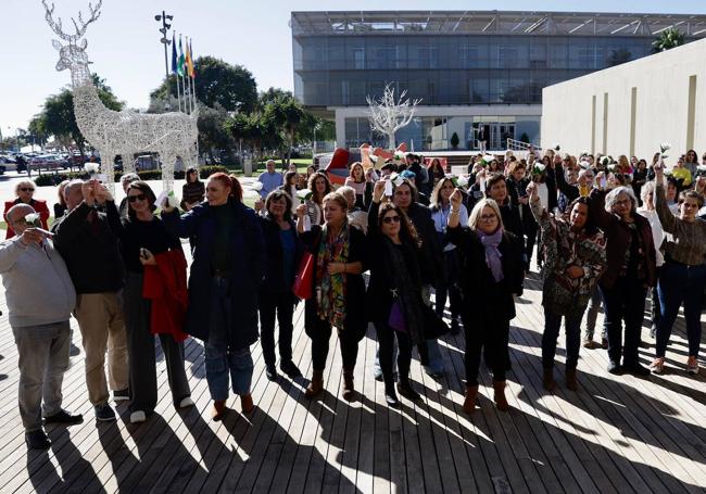 Ante la Diputación, momentos antes de la inauguración del «árbol de las ausencias», en el que los diputados colgarían flores con los nombres de las víctimas escritos.