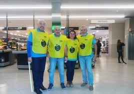 Voluntarios en un supermercado durante la Gran Recogida organizada por Bancosol