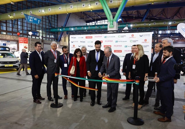 Franciso de La Torre corta la cinta de inauguración junto a Oussama el Gharib.