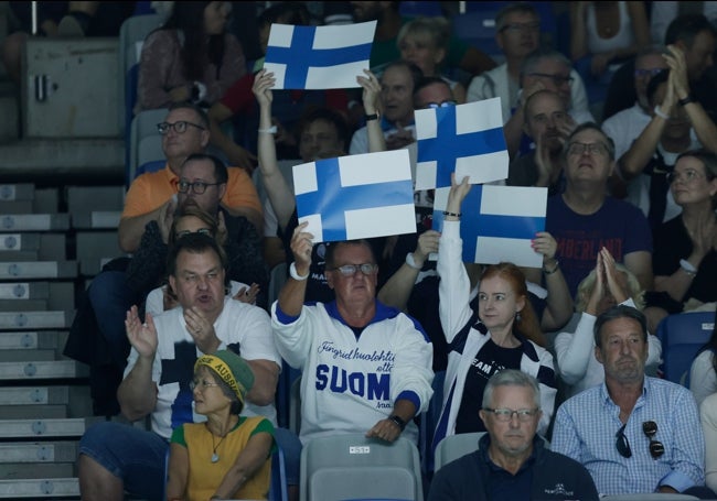 Algunos aficionados finlandeses, que eran mayoría clara en la grada del Carpena este viernes.