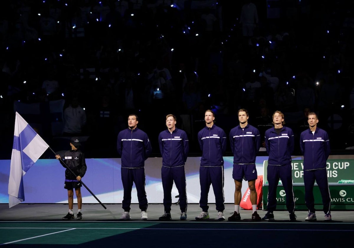 La selección de Finlandia, con las pulseras de luz de fondo.