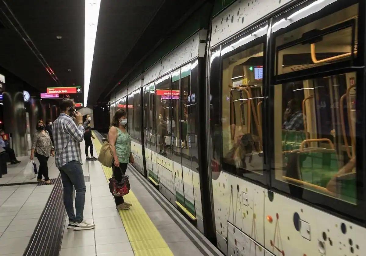 Un metro cada 5 minutos para ir a ver las luces de Navidad al Centro de Málaga