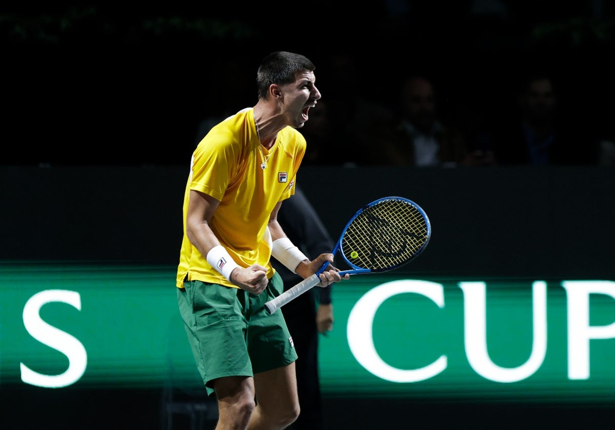 Alexei Popyrin, exultante después de su victoria ante Otto Virtanen en Málaga, que acerca a Australia a la final de la Copa Davis.