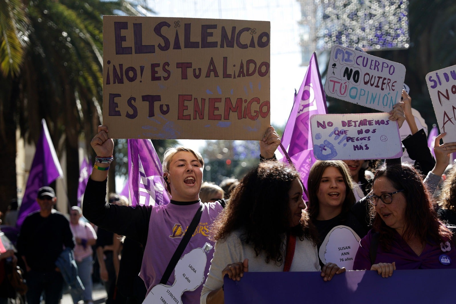 Unas 3.000 personas participan en la manifestación del 25N en Málaga