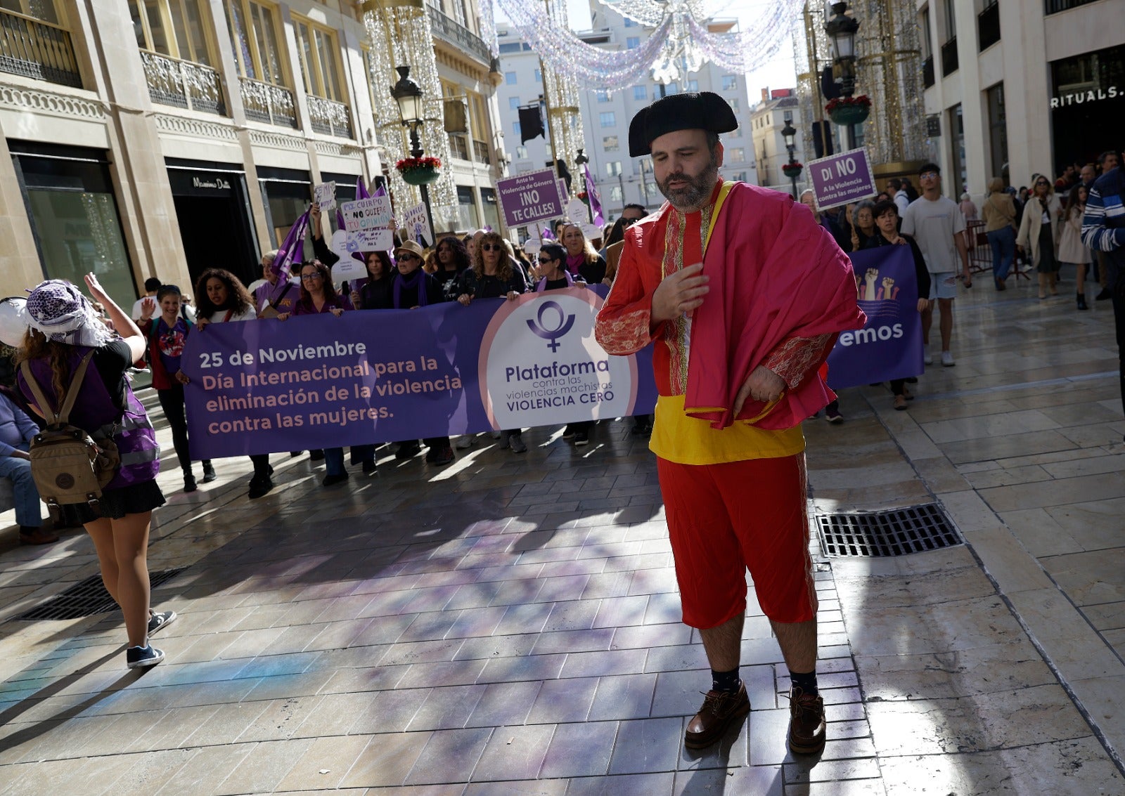 Unas 3.000 personas participan en la manifestación del 25N en Málaga