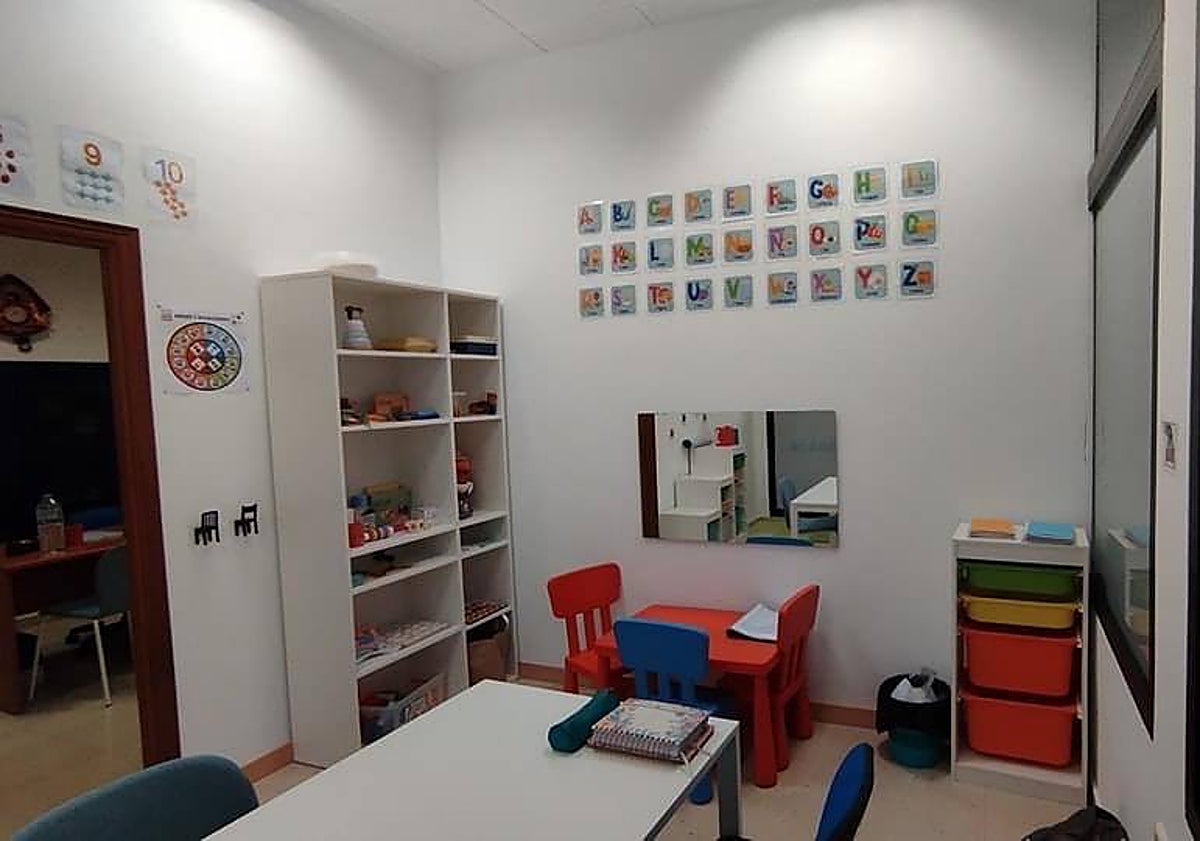 Imagen principal - El interior de una de las aulas, un encuentro entre el Ayuntamiento de Campillos y Acádif, y uno de los murales realizados por la asociación.