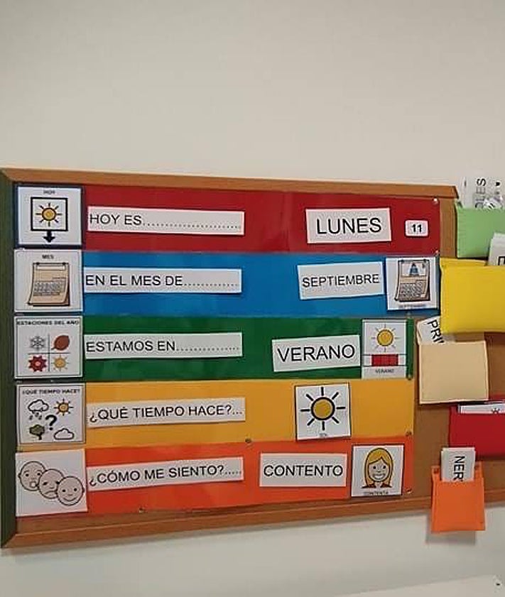 Imagen secundaria 2 - El interior de una de las aulas, un encuentro entre el Ayuntamiento de Campillos y Acádif, y uno de los murales realizados por la asociación.