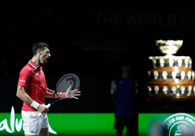 Novak Djokovic se lamenta de un punto perdido, con la Ensaladera al fondo.