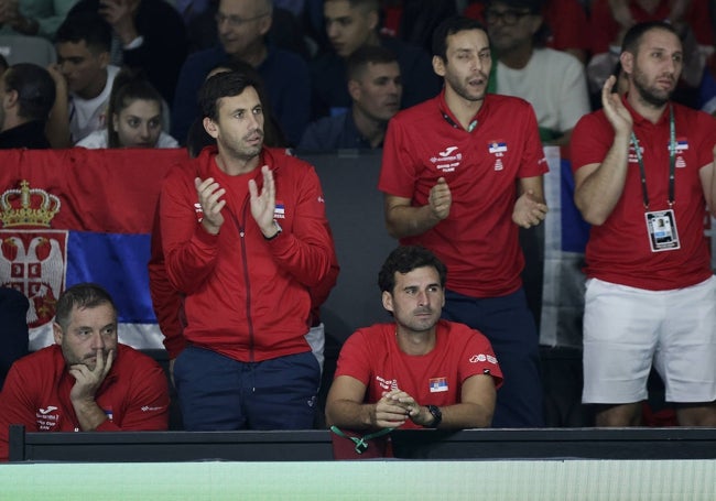 Carlos Gómez Herrera, en el centro aplaudiendo y junto al hermano de Novak Djokoivc,Marko (a su derecha).