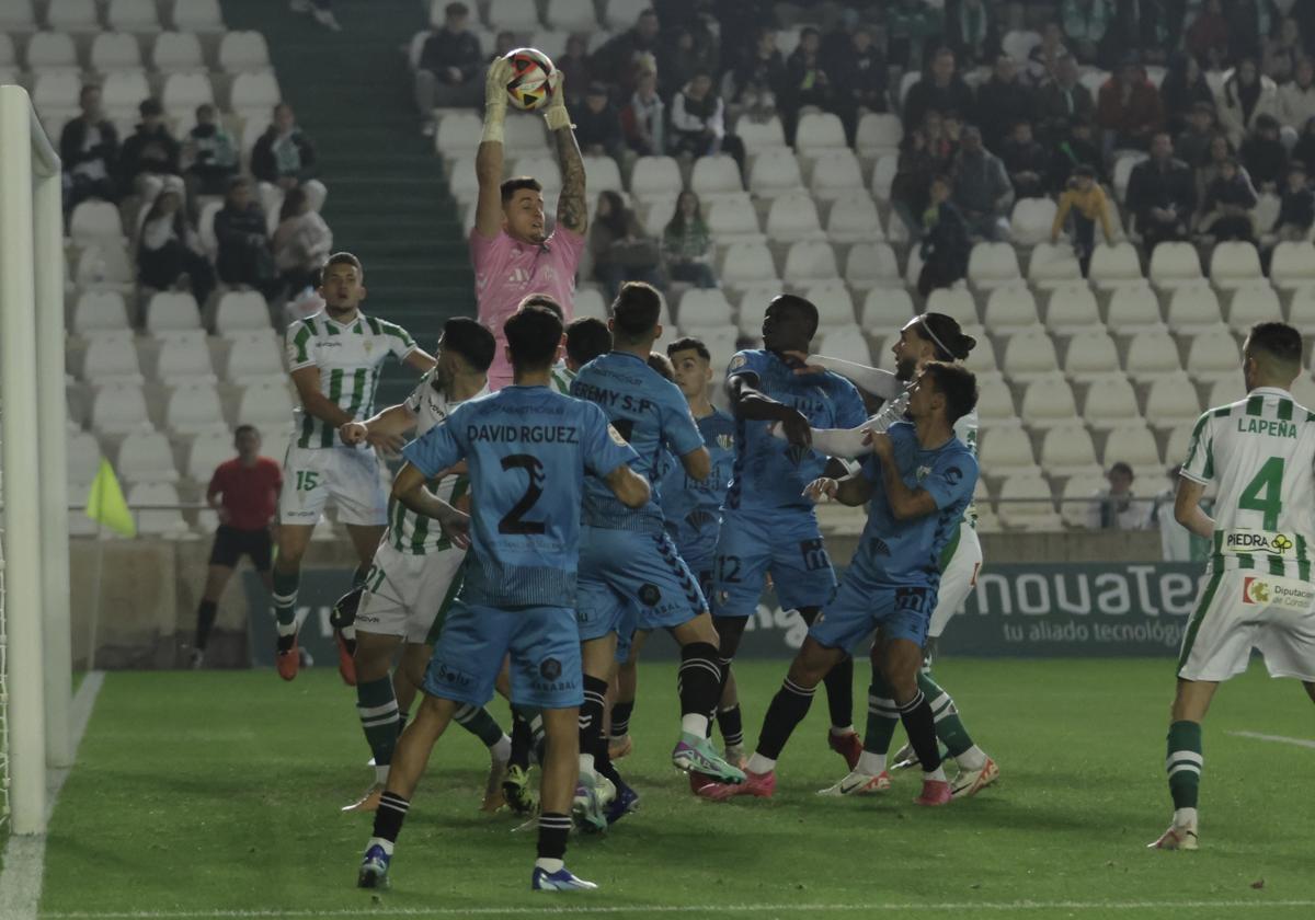 Eric Puerto atrapa por alto el balón en el duelo.