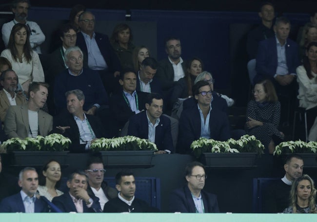 El palco del autoridades en el Martín Carpena, con el presidente del Comité de Copa Davis, Mark Woodforde; el presidente de la ITF; David Haggerty; el presidente de la Junta de Andalucia, Juanma Moreno, y el director de torneo de las Finales de la Copa Davis, Feliciano López.