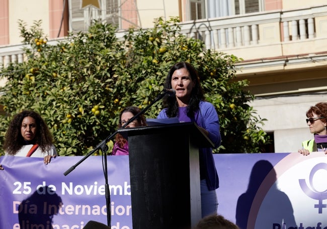 Cristina Vallejo, redactora de SUR, encargada de leer el manifiesto del 25N en Málaga.