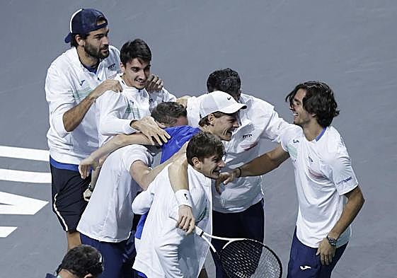 La piña del equipo italiano después de la conquista de la Copa Davis en Málaga.