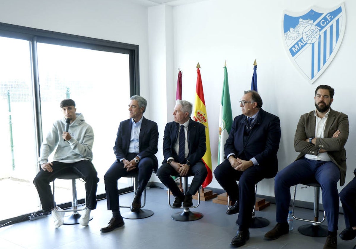 La mesa redonda con la que concluyó la inuguración de La Academia.