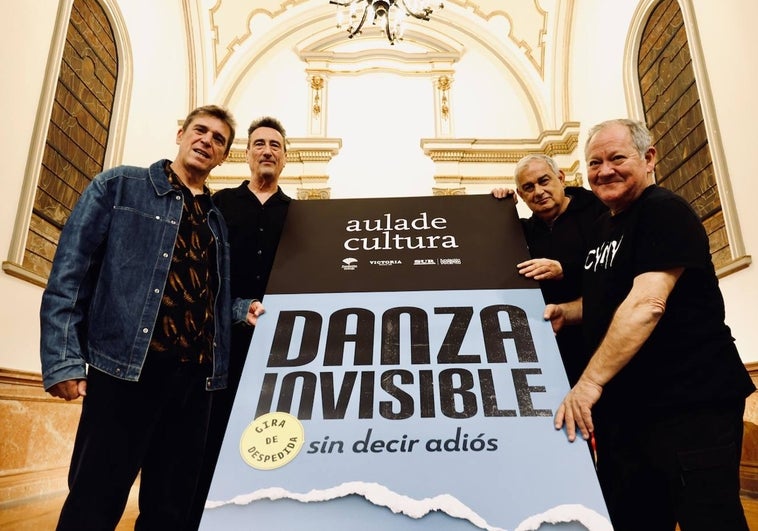 Javier Ojeda, Chris Navas, Antonio Luis Gil y Manolo Rubio, ayer en el Aula de Cultura junto al cartel de su gira, elaborado por Narita Estudio.