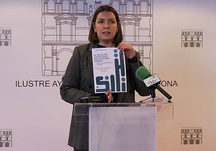 La concejala de Salud de Archidona, María Isabel Astorga, presenta las actividades que se llevarán a cabo.