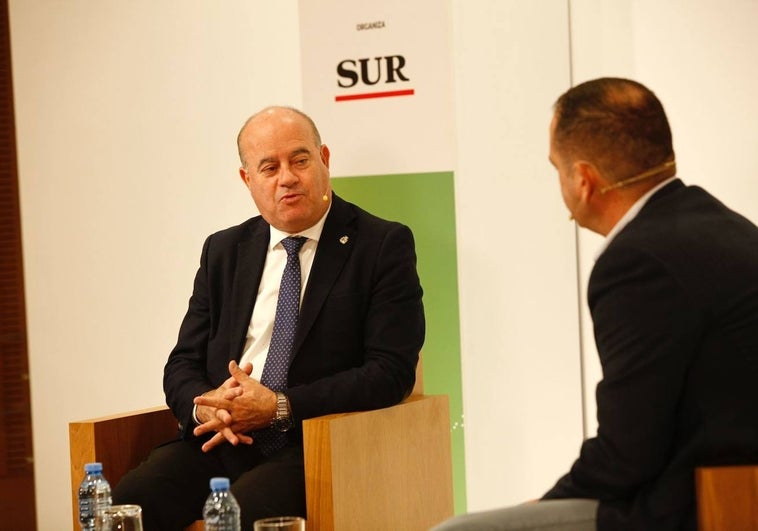 El alcalde de Antequera, Manuel Barón, conversa con el director de SUR, Manolo Castillo.