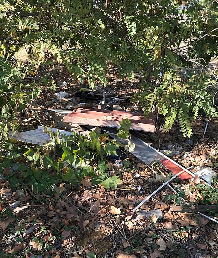 Imagen secundaria 2 - Las primeras dos imágenes muestran la basura en la zona de Arraijanal; la última está tomada desde la Carretera del Campo de Golf. 