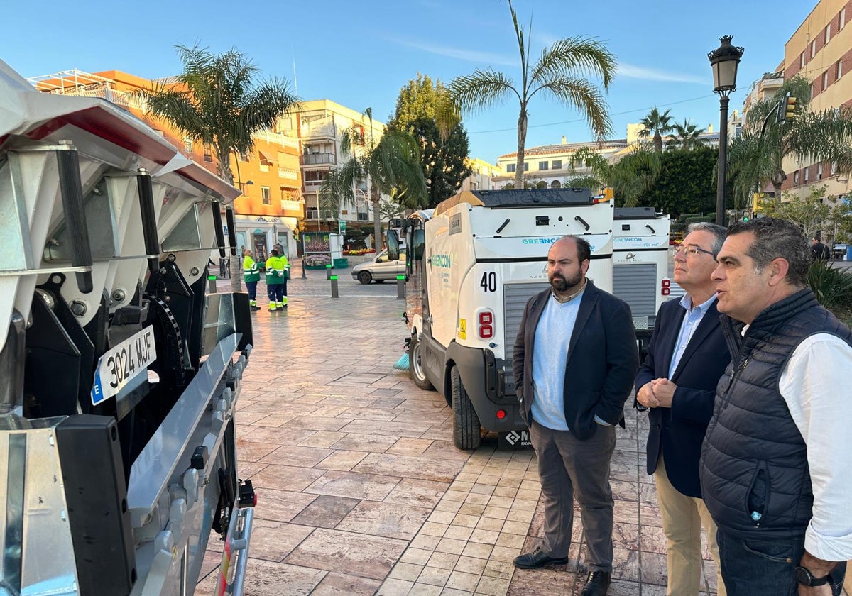 Presentación de los nuevos vehículos, en la Plaza Al-Ándalus.