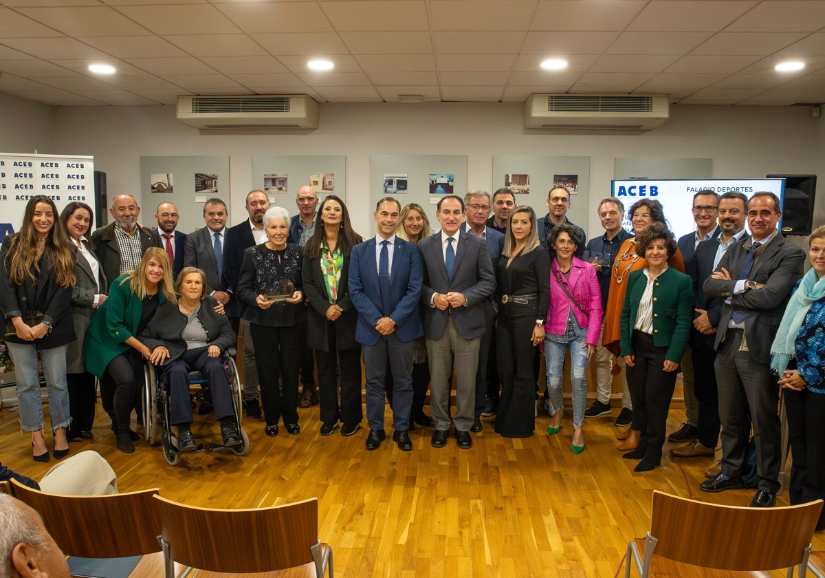 Representantes de la asociación de empresarios, junto a los premiados y el alcalde.