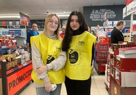 Dos de las voluntarias en el supermercado de Camino de San Rafael