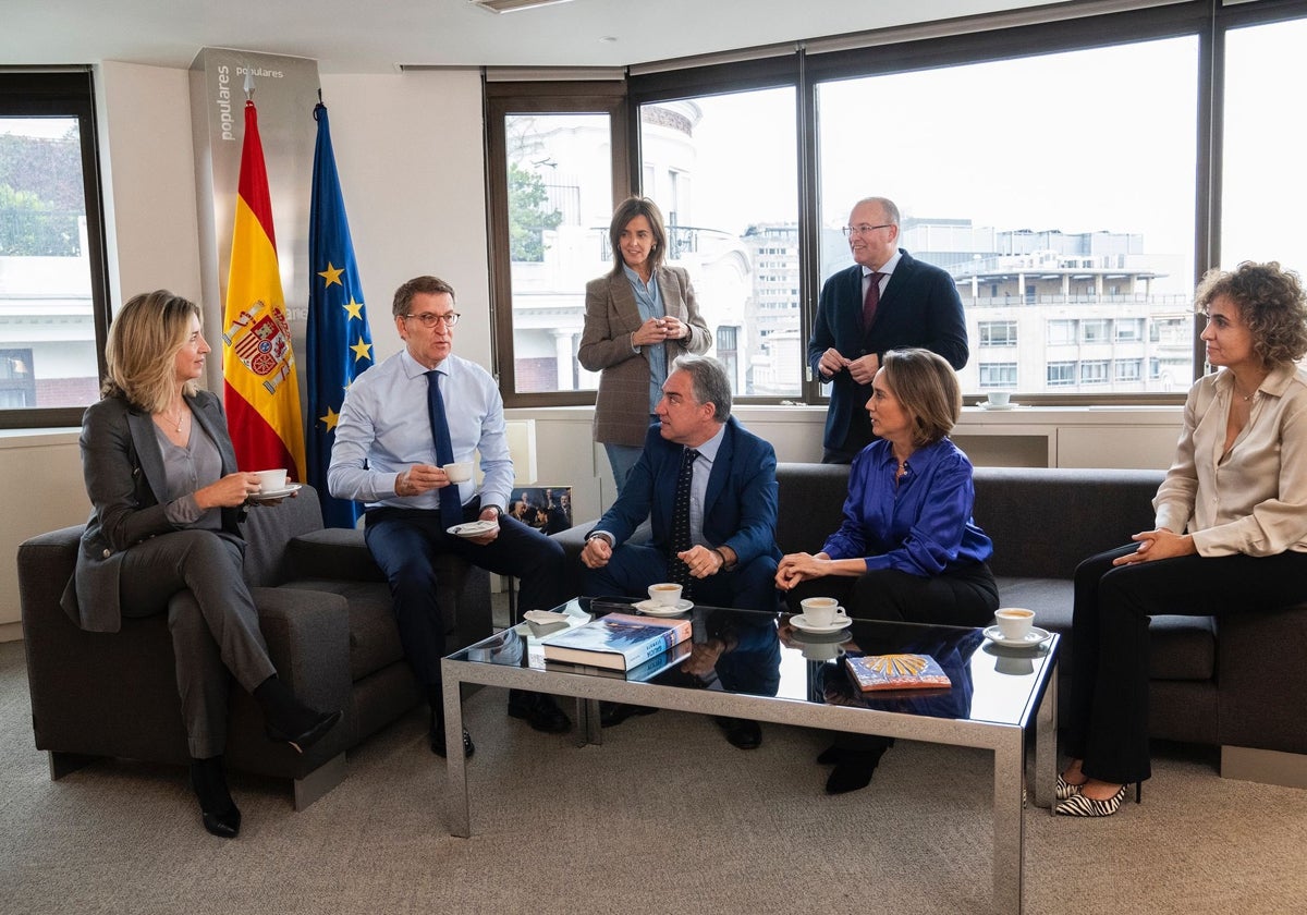 Bendodo y Feijóo, ayer, con los portavoces parlamentarios y parte de la cúpula del partido.