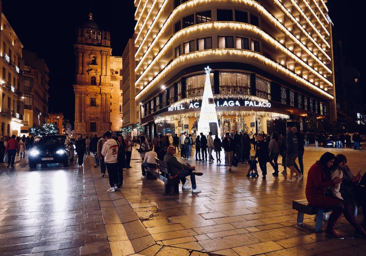 Vista del AC Málaga Palacio, ya decorado de Navidad.