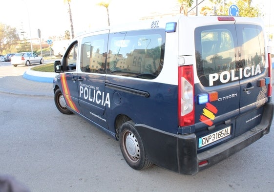 Imagen de un vehículo de la Policía Nacional en Vélez-Málaga.