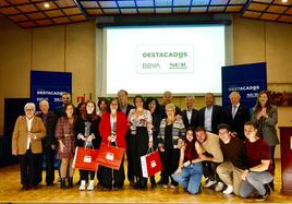 Foto de las premiadas con sus familias y patrocinadores, en la Facultad de Ciencias.