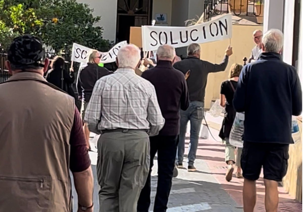 Los afectados por las facturas desorbitadas, en su protesta frente al Ayuntamiento viñolero.